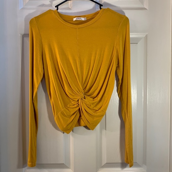 HEARTS & HIPS Knotted up Crop Top - Picture 3 of 11